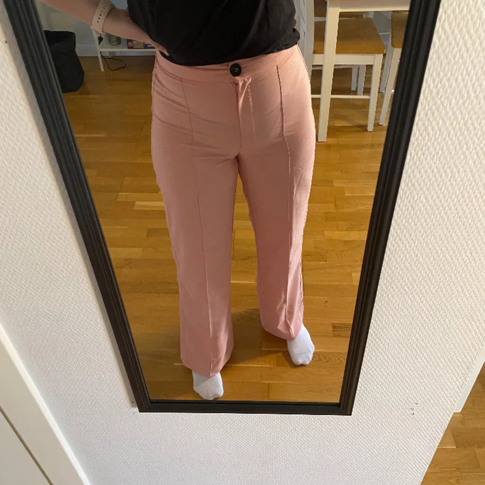 Superfina raka rosa kostymbyxor med sömm på benen, Stl 38 och sitter som en smäck🤩 från bershka! Endast använda en gång så de är i mycket fint skick . Jeans & Byxor.