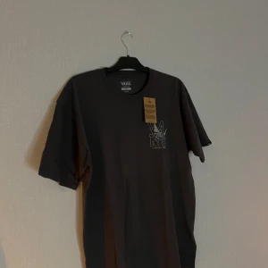 Vans T-shirt - Helt ny T-shirt från Vans, då returtiden har passerat  Ny pris 569 kr