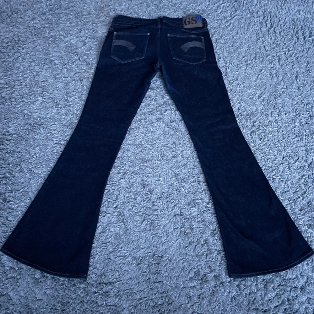 Lågmidjade bootcut jeans  Midjemåttet 38  Innerbenslängd 78  Ytterbenslängd 100. Jeans & Byxor.