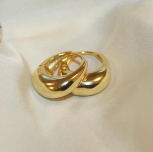 Örhängen - Sterling silver pläterade i äkta guld! Säljer pga har flera liknande. Endast testade❤️