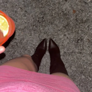 Bruna boots - Fina boots med spetsig tå, sköna att gå i för att vara klackar. Kan ta fler bilder vid intresse. Endast använda 3 gånger då jag inte trivs i klack. Nypris 1200