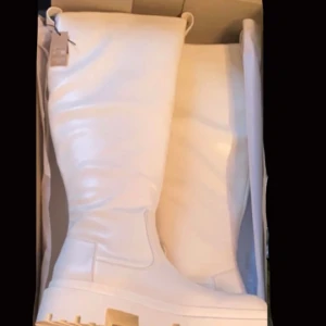 Vita Boots  - Helt oanvända & sprillans nya boots, inte använda utomhus nån gång. För stor storlek än vad jag bär. Vill egentligen returnera dem men lyckats slarva bort alla papper å lät stövlarna ligga i 3 månader. Hoppas de kommer till någon bättre användning. 🙏🏼