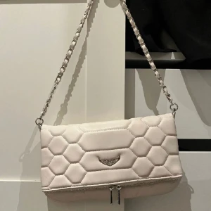 Zadig väska  - Zadig väska som är köpt begagnad för 900kr. Kan ej garanterat att den är äkta. Är i fint skick! 