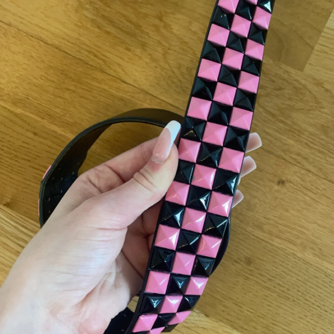 Rosa/svart nitbälte  - 90