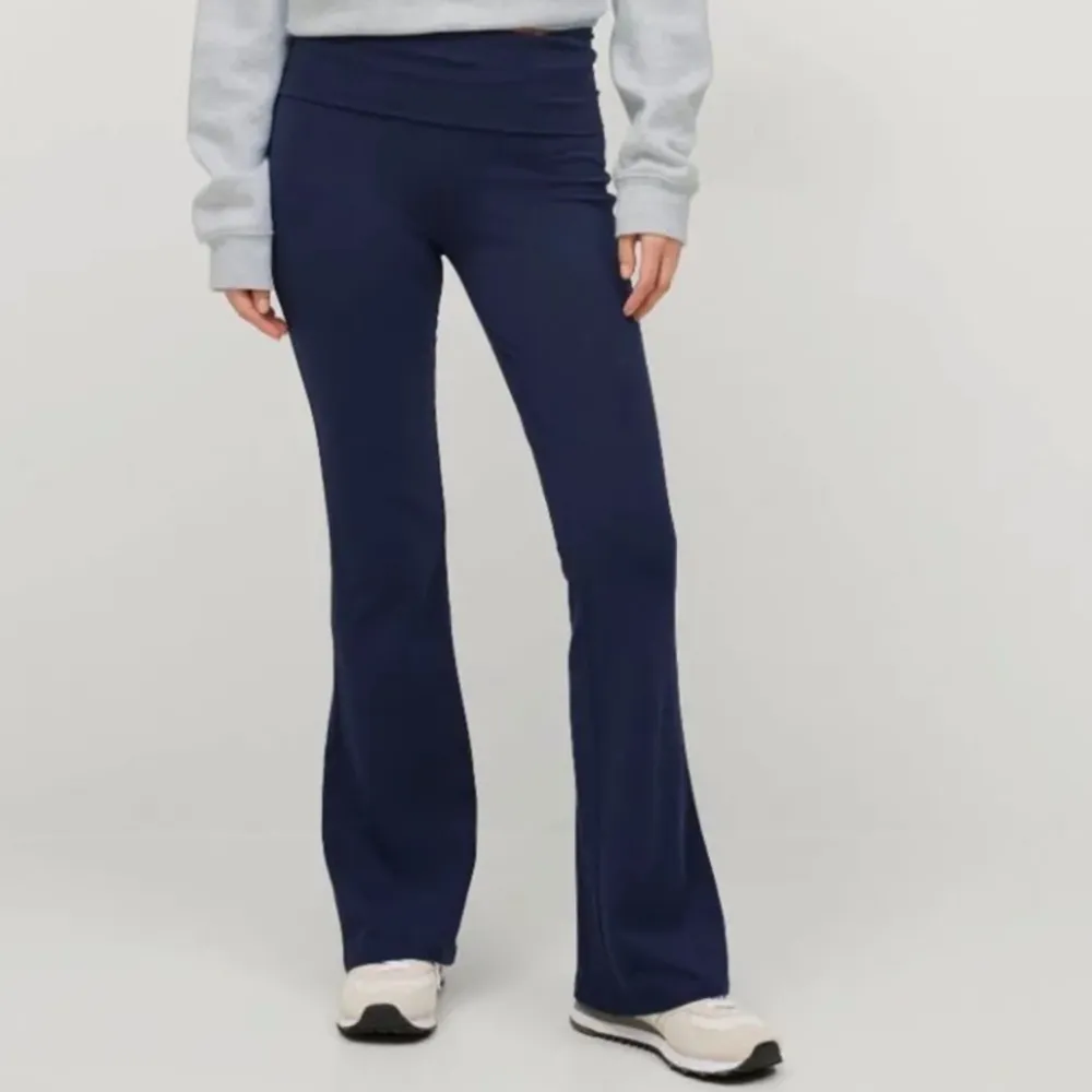 Säljer dessa thights i storlek XS! Knappt använda då de är något stora, så superbra skick. Kan mötas eller skicka!🩷. Jeans & Byxor.