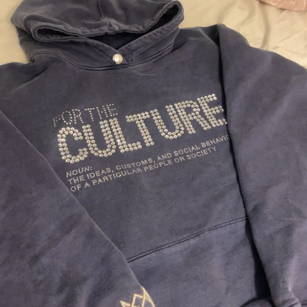 Säljer min for the culture hoodie då jag tycker att den är lite för stor. Den är äkta och köpte för ca 3400kr men säljer den för 2500kr för att kunna köpa en ny i mindre storlek. Skriv för mer detaljer💗. Hoodies.