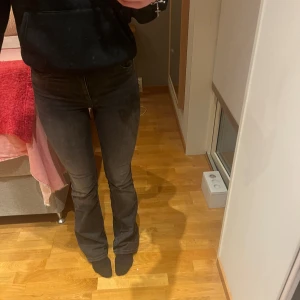 Grå zara jeans - Säljer dessa gråa zara jeans. Mid waist bootcut. Storlek 34, långa. 