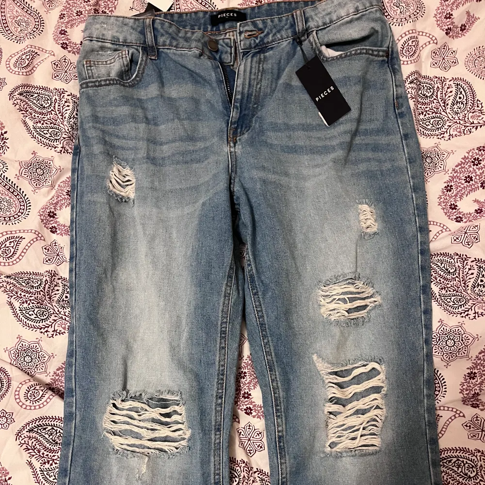 Oanvända light blue ripped jeans, Prislappen kvar. Jeans & Byxor.