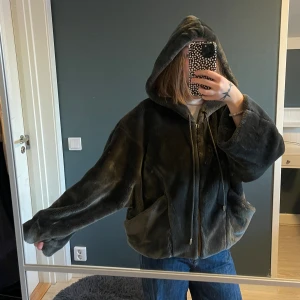 Hoodiejacka - Supermysig ”hoodiejacka”, skönt material, bekväm och snygg passform, stor härlig luva!  Köpt i England i en popup-butik jag inte minns namnet på tyvärr och har inte märket på jackan:/   Ordpris 900kr  Passar mig snyggt oversized som är 36/38