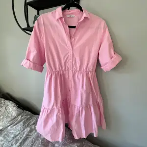 En jättegullig rosa klänning. Passar perfekt nu till sommaren! Använd väldigt få gånger. Den är från stradivarius i storlek M och kostade från början 300kr