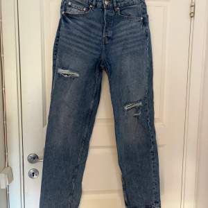 Jättefina blåa jeans från H&M. ”Hålen” är menade, det är designen. Inga defekter. Knappast använda. Skriv för mer information!