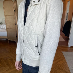 Ralph lauren cardigan - Säljer en riktigt snygg Ralph lauren cardigan i storlek S. Ljusgrå/vit färg. Inga defekter ser helt ny ut! Nypris 2800kr. Perfekt nu till våren 👌!