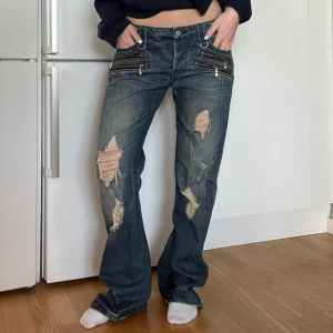 Coola jeans - Så himla coola jeans med dragkedja detaljer❤️köpta i paris❤️midjemått 43cm innerbenslängd 74cm