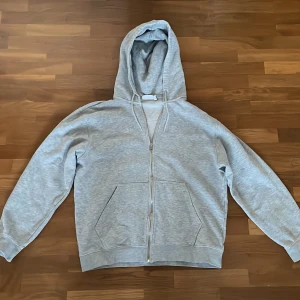 Zip Hoodie Weekday - Standard Midweight Zip Hoodie från Weekday i stl M .  Något liten i storleken (sitter som S) Bra skick  