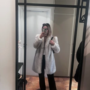 Fuskpäls - Ljusgrå fuskpälsjacka med fickor, passar XS-S. Endast använd en gång. Prisförslag mottages🩶