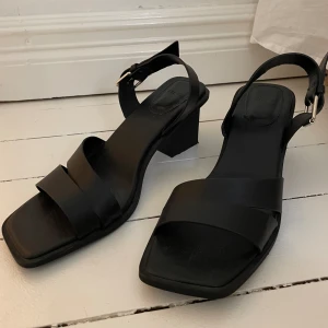 Svarta klackar - Är från Mango och bara använda en gång. Säljer då de ej passar mig. Är strl 38 men passar 39