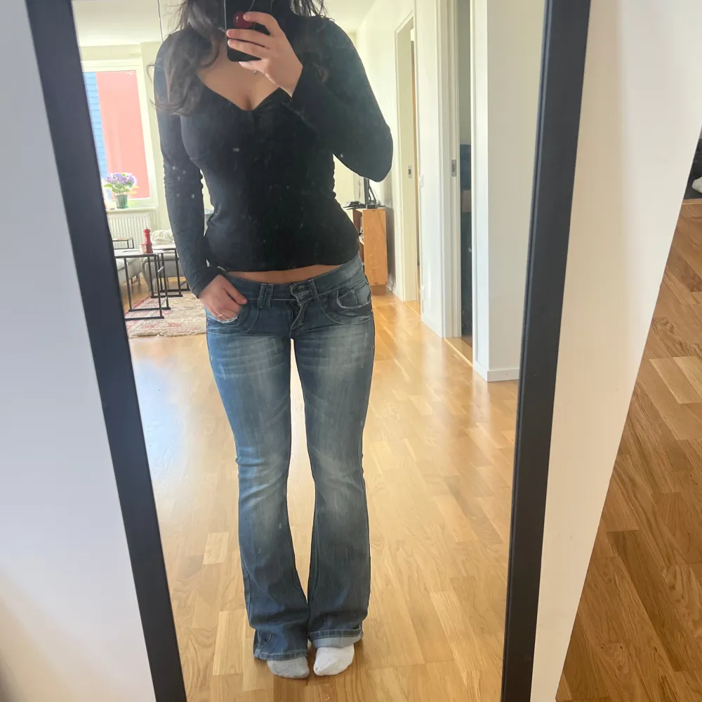 Jättesnygga lågmidjade bootcut jeans säljs då de var något för små på mig har därav inga fler bilder med de på💕 Midja: 37cm, innerbenslängd:78cm (jag är 162 men de är långa)  Som nya i skicket!. Jeans & Byxor.