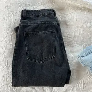 Superfina jeans i modellen ”voyage” 