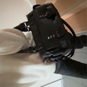 Väska  - Används inte längre. Långt band medföljer. Säljer till högst erbjudna pris om flera intresserade 