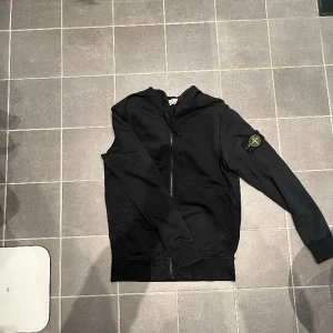 STONE ISLAND ZIP - säljer nu min stone island zip då jag växt ur den och inte har någon användning kvar av den, skicket är 9/10 altså riktigt är bra. nyrpris ca 3500, priset är inte fast det kan altså ändras vid snabb  affär, även mycket öppen för byten!