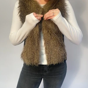 Pälsväst✨ - Assnygg och trendig pälsväst från twist&tango! Passarperfekt nu till våren för att göra dina outfits kompletta✨