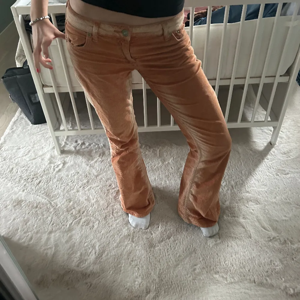 Intressekoll på dessa så fina orange bdg byxor! Kom privat för frågor🔥. Jeans & Byxor.
