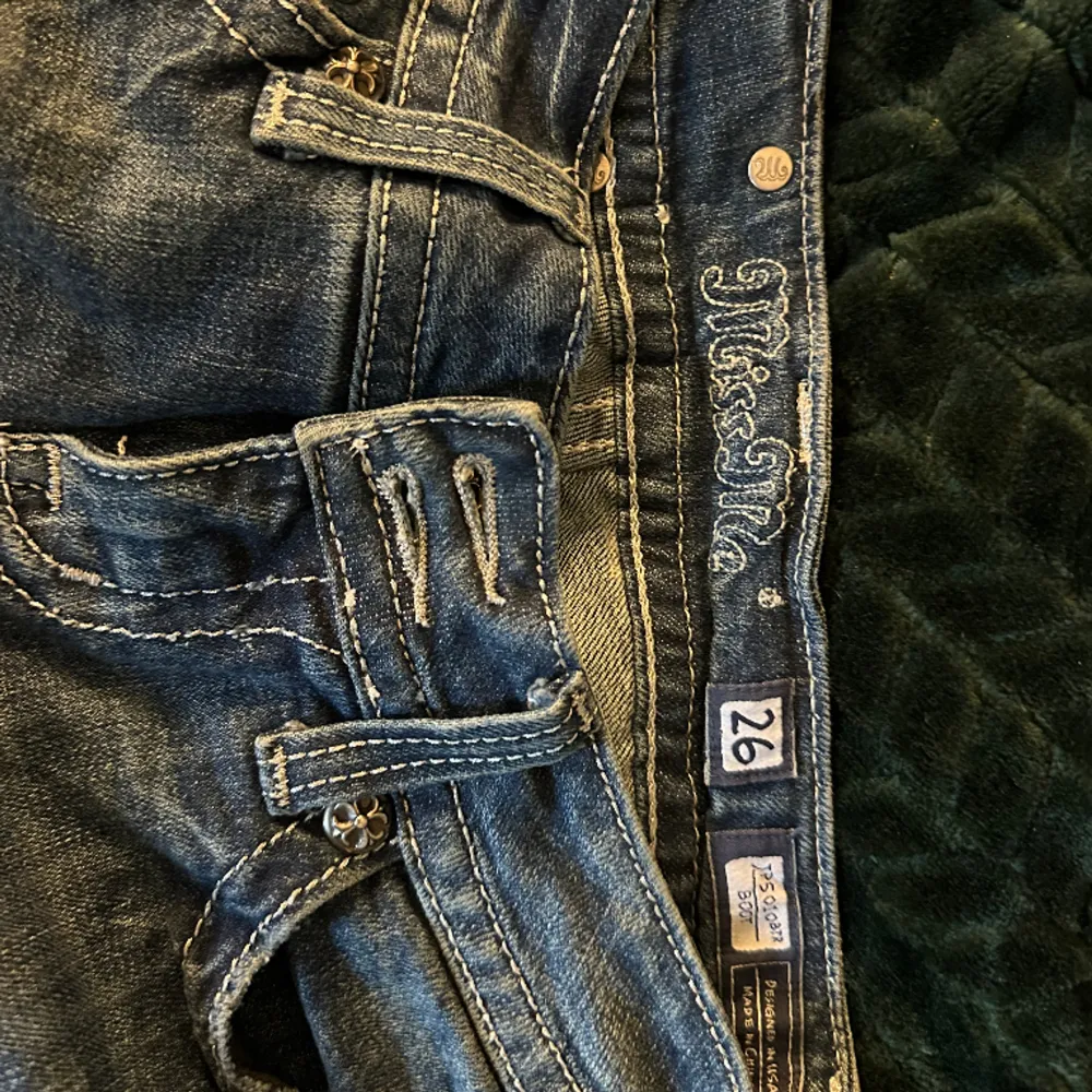 Skriv för fler bilder, midjemått 35cm, innerbenslängd 71cm💕💕. Jeans & Byxor.