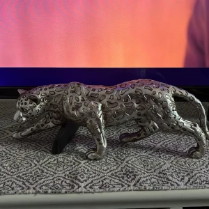 Leopard prydnad - Säljer denna prydnad leoparden köpt från en butik i malmö. Inga skador.