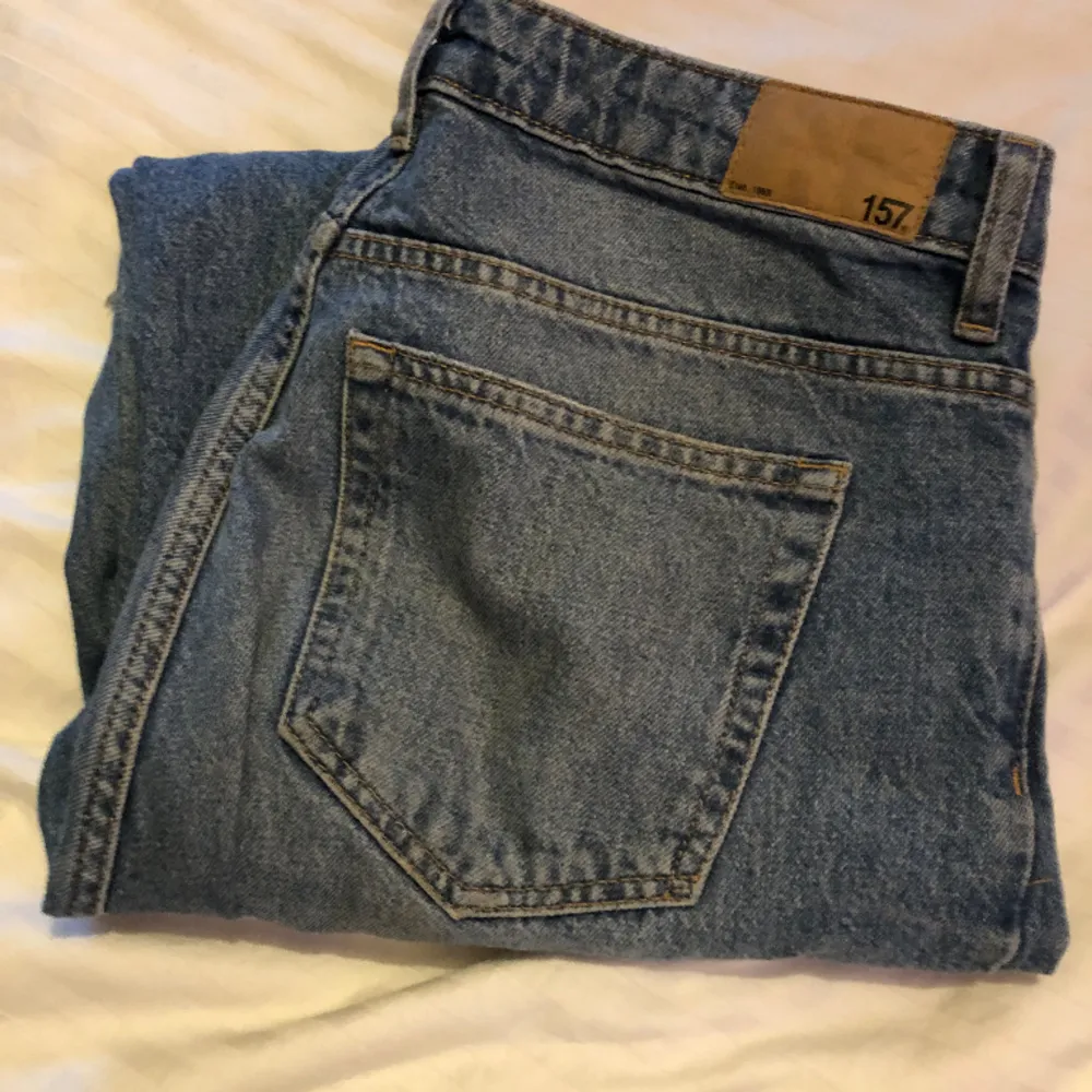 Hej, säljer mina högmidjade byxor storlekar 38-42 kanske 44 då dom har blivit för stora för mig, vissa är ej använda. 150kr st . Jeans & Byxor.