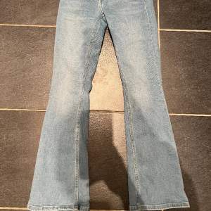 Säljer dessa Low waist jeansen från lager 157💕 i storlek XXs/short