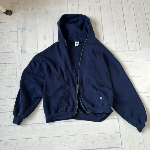 Oversized Zip hoodie  - Rikgit är snygg och skön zip jo hoodie. Väldigt baggy eftersom den är storlek xxl. 