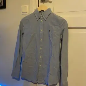 Ralph Lauren skjorta i färgen blå. Skick 9/10, har knappt använts men behöver strykas. Kolla gärna min profil för liknande plagg. Perfekt till sommaren☀️