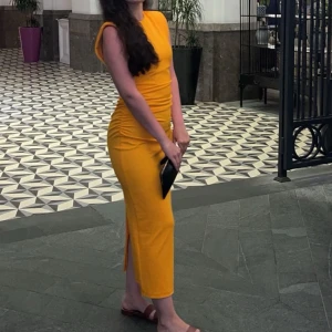 Orange zara klänning - Säljer denna otroligt fina zara klänningen då den längre inte kommer till användning. Säljs för 280kr