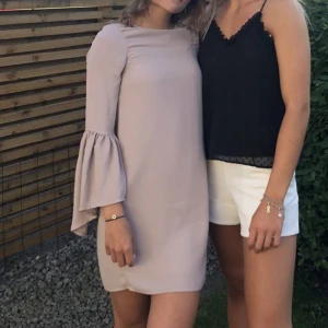 Klänning  - Fin sommarklänning med trumpetärmar från Veromoda. Storlek XS. Endast använd en gång så väldigt bra skick. 