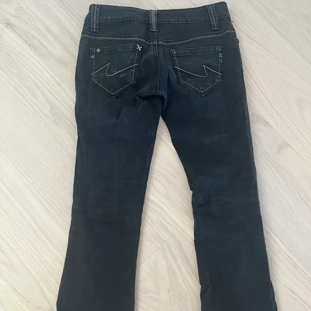 Svarta jeans med coola detaljer, säljer då de är för små för mig. Midjemått: 34cm och innerbenslängd: 71cm💗. Jeans & Byxor.