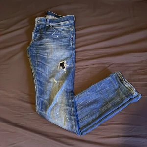 dondup jeans  - Tjena säljer mina nu riktigt feta dondup jeans nypris ligger runt 3000 och säljer mina för 899 så ett riktigt dunder pris! Jeansens skick är 10/10 använt dom max 5 gånger om ni har några mer frågor får ni gärna skriva till mig! 😀