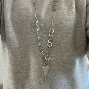 Långt halsband - Jättefint långt halsband med ett hjärta i silver🩶