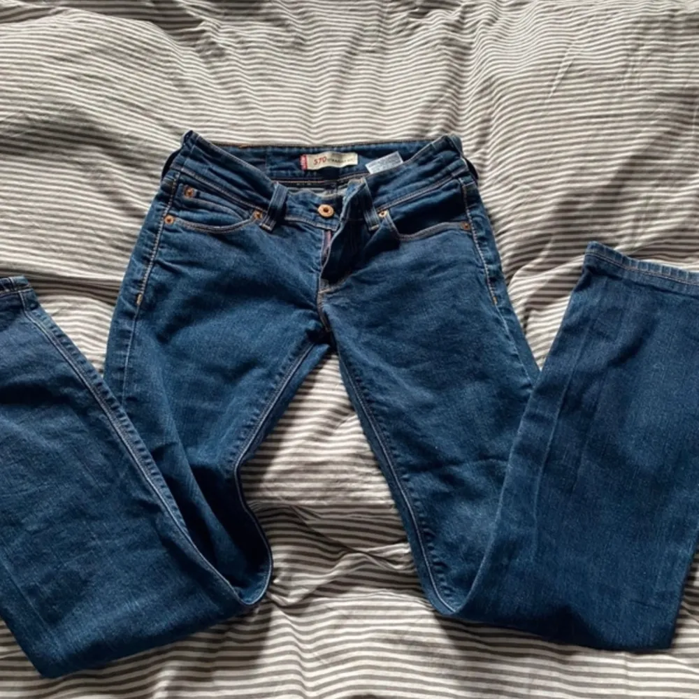 Super fint skick!  Skriv privat för mått😊 Levis jeans som är låg midjade och bootcut. Jeans & Byxor.