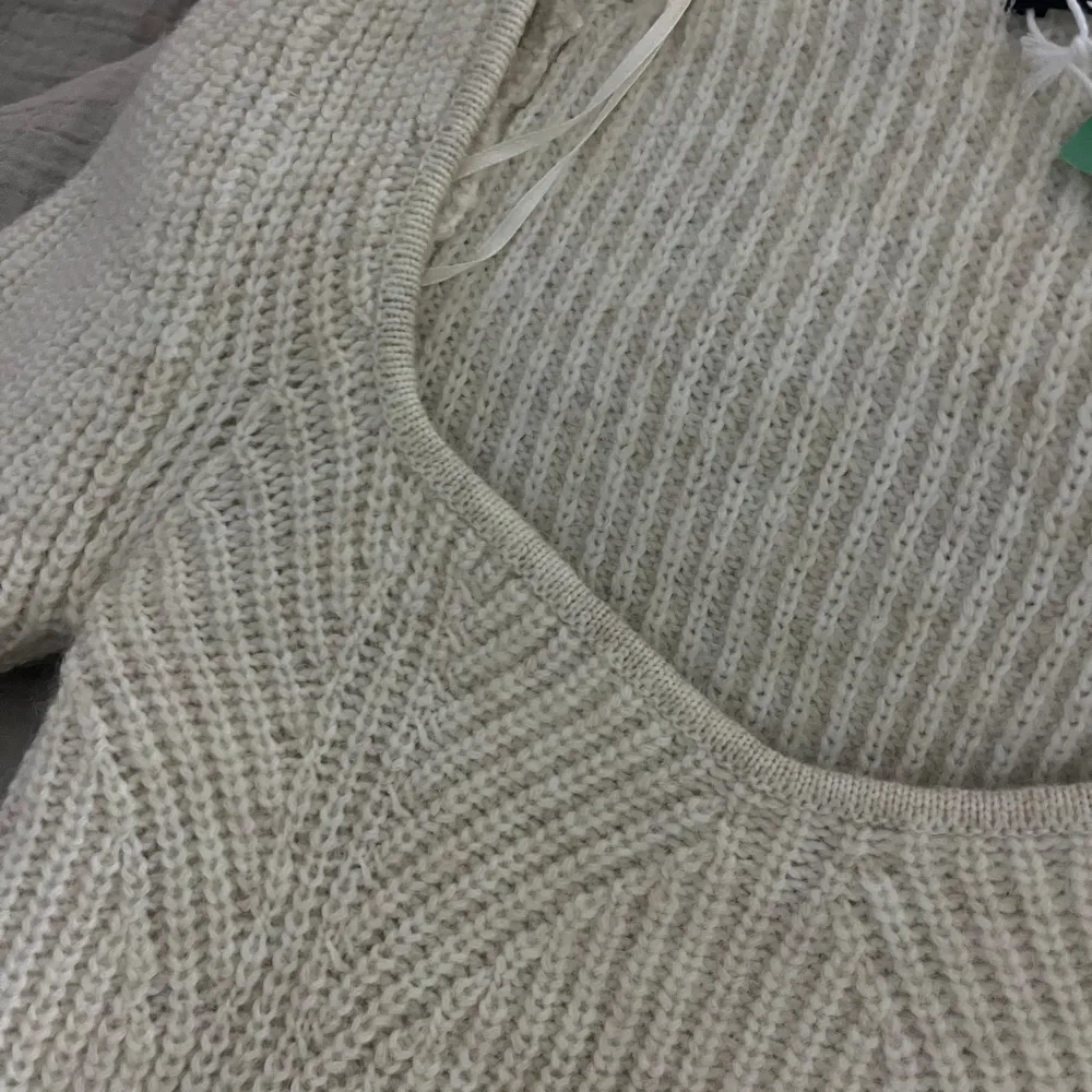 Säljer en helt ny tröja med lappen kvar från ginatricot som är beige stickad med fina detaljer som är perfekt till våren, säljer pågrund av att den inte kommer till användning! Hör av er om ni är intresserade ❤️. Tröjor & Koftor.