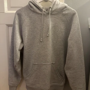 Grå hoodie  - Populära bikbok hoodien i fin grå färg. Säljs då den inte kommer till användning. Inga defekter! 
