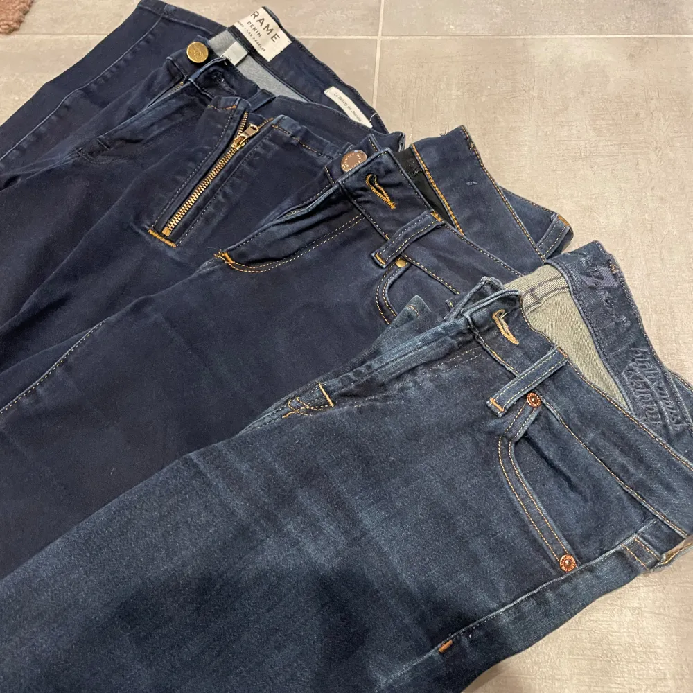 Vi säljer alla våra liknande skinny mid-waisted blåa jeans från Frame, Seven och Mos Mosh. Alla par har kostat över 3000kr när de köptes, med andra ord riktigt fin kvalité. Nu för 500/par. Jättensnygga och framförallt sköna, passar till typ allt💙 . Jeans & Byxor.