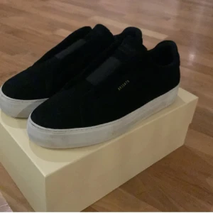 Arigato skor  - Säljer mina Axel arigato skor i modellen laceless 360 storlek 45. Riktigt bra skick och sparsamt använda. Box,dustbag osv följer med. Kan gå ner i pris vid snabb affär!