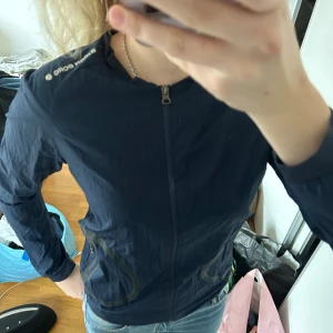 Tränings/vindjacka  - Super snygg tränings/vindjacka från Björn Borg i storlek S💙 Knappt använd så i mycket bra skick 
