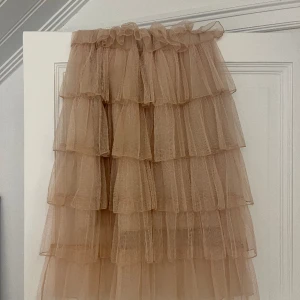 Tyllkjol - Medellång ”bebisrosa” tyllkjol i storlek S/M😍Köpt på en liten butik i Fjällbacka och märket är Chica London! Pris kan diskuteras🤝