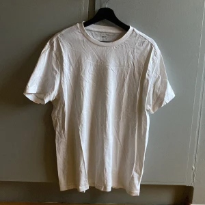 Vit t shirt - Skriv för fler bilder. Tröjan är i mycket bra skick.