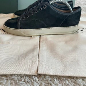 Lanvin skor - Säljer nu dessa Lanvin skor i storlek UK 7 vilket motsvarar ungefär EU 42. Skick 8.5/10. ❗️Kvitto finns❗️ Färgen är dark grey. Finns en liten flaw på insidan. Allt OG följer med. Det är bara att höra av sig vid minsta fråga!