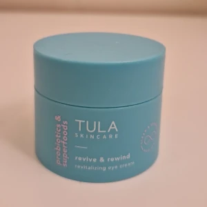 Ögonkräm från Tula Skincare - Ögonkräm från Tula Skincare Revive & rewind revitalizing eye cream. Liten burk 14g. Oanvänd. "The perfect do-it-all day & night eye cream. Powerful peptides reduce the appearance of wrinkles & improve the look of firmness & elasticity."