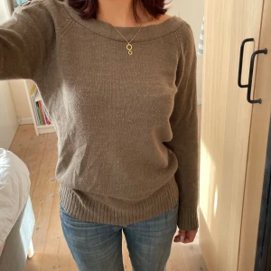 Tröja - Stickad tröja med knappar upptill💫