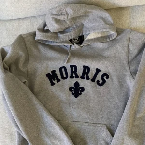 Morris hoodie - Morris hoodie i storlek M. Skriv vid frågor eller funderingar!