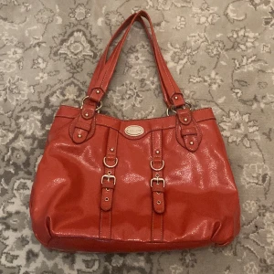 Nine West väska  - Säljer denna superfina väska från Nine West. Den är i väldigt bra skick och nästan helt oanvänd. Bra kvalitet. Köparen betalar frakt ❤️